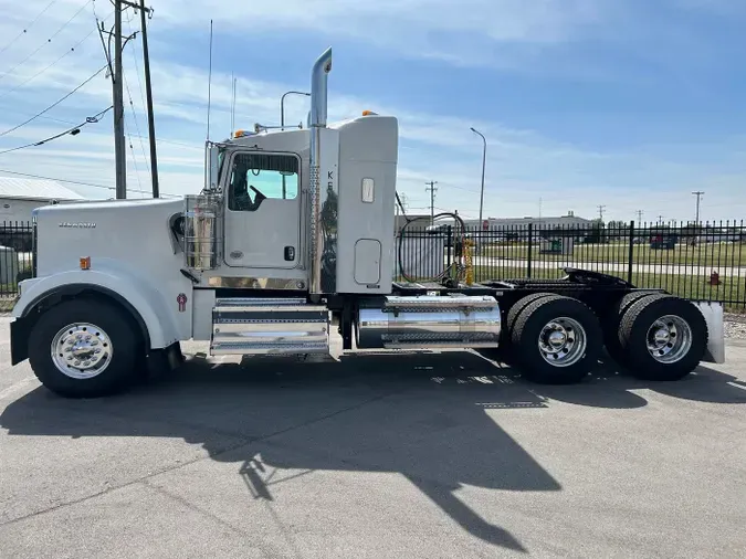 2025 Kenworth W900L