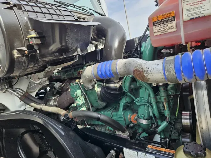 2019 VOLVO VNL64T300
