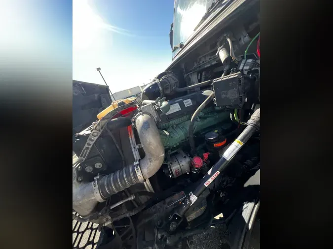 2018 VOLVO VNL64T-300c8fb4ea5ef8a5c0627d991f31b36a661