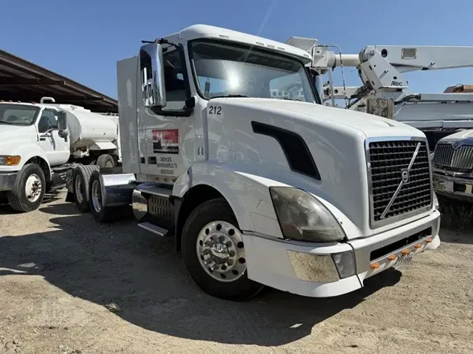 2013 VOLVO VNL64T300