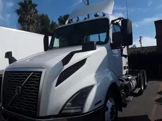 2019 VOLVO VNL64T-300
