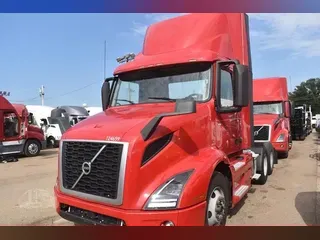 2021 VOLVO VNR64T300