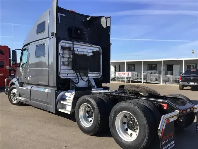 2021 VOLVO VNL860