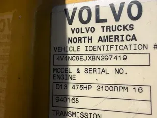 2011 VOLVO VNL64T670