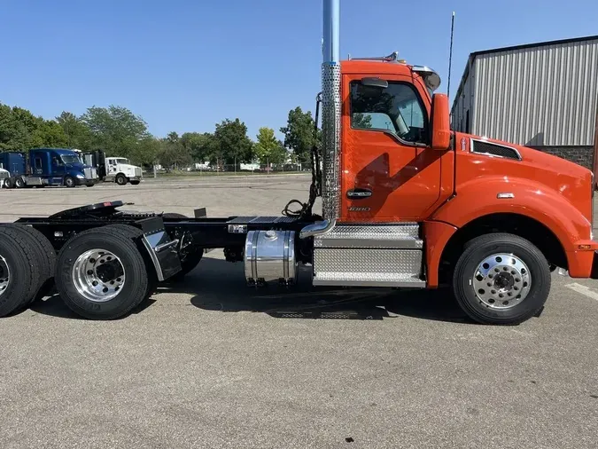 2025 Kenworth T880