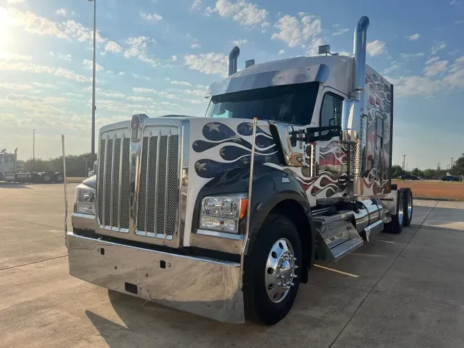 2023 Kenworth W990