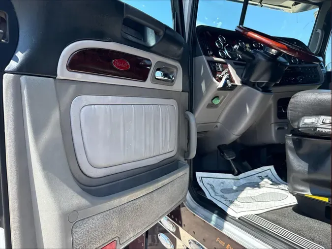 2022 Peterbilt 389