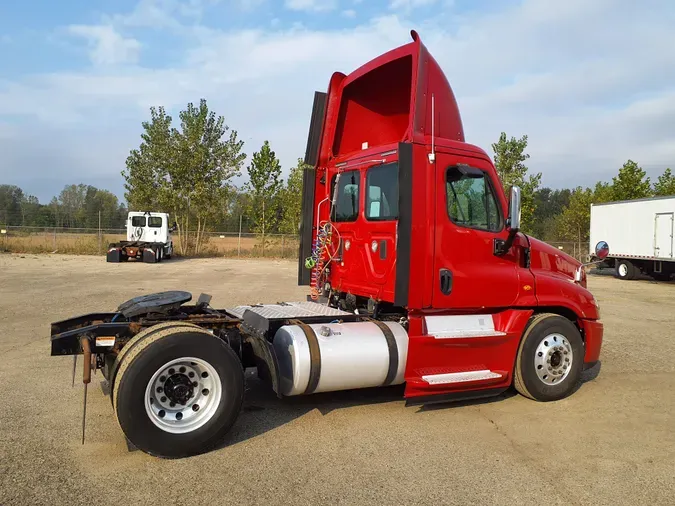 2013 FREIGHTLINER/MERCEDES CASCADIA 125