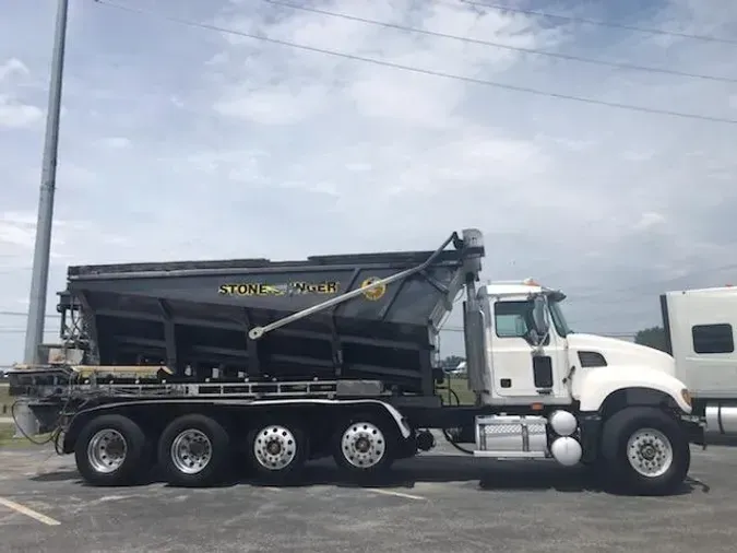 2006 Mack CV713