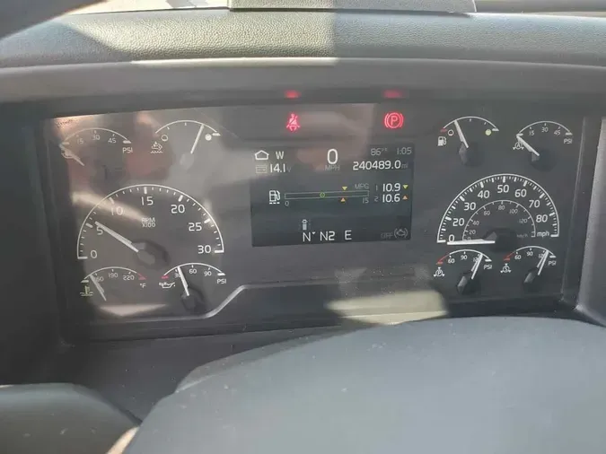 2022 VOLVO VNL64T740