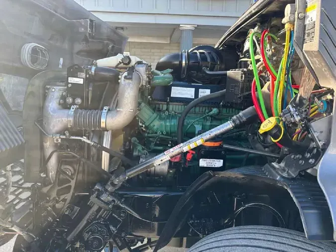 2022 VOLVO VNR64T300