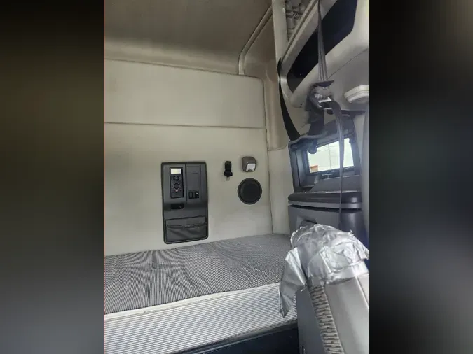 2019 VOLVO VNL64T740