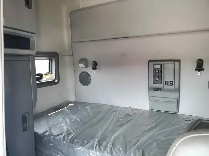 2020 VOLVO VNL64T740