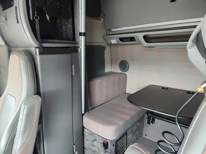2023 VOLVO VNL64T860