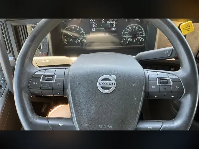 2021 VOLVO VNL760