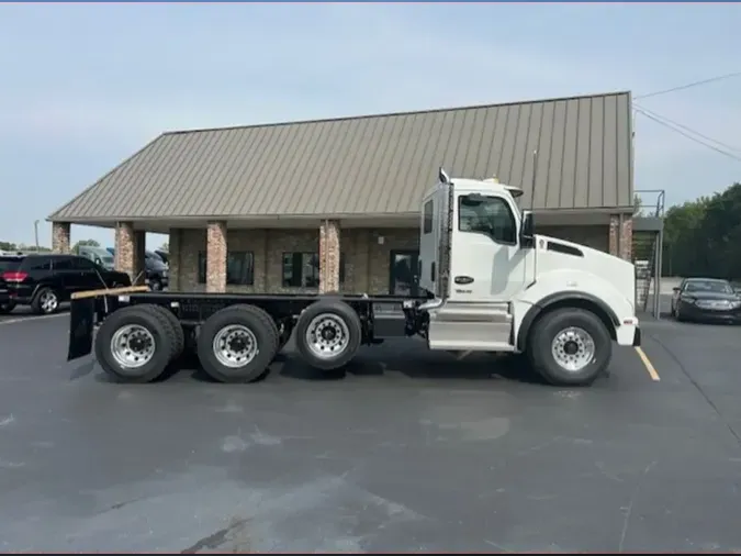 2025 Kenworth T880 Tri-axle