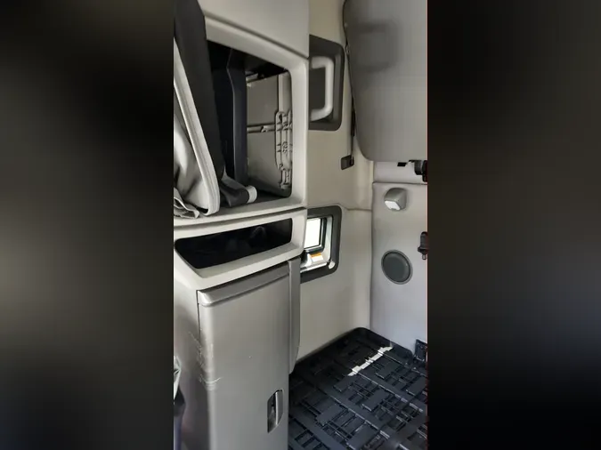 2019 VOLVO VNL64T760