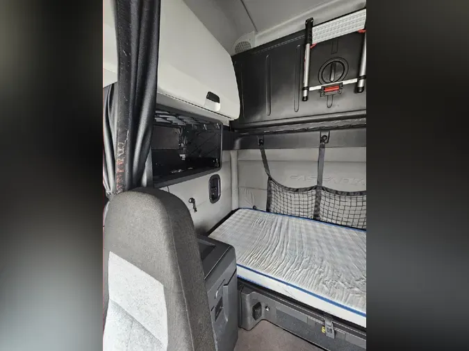 2021 FREIGHTLINER Cascadia 126