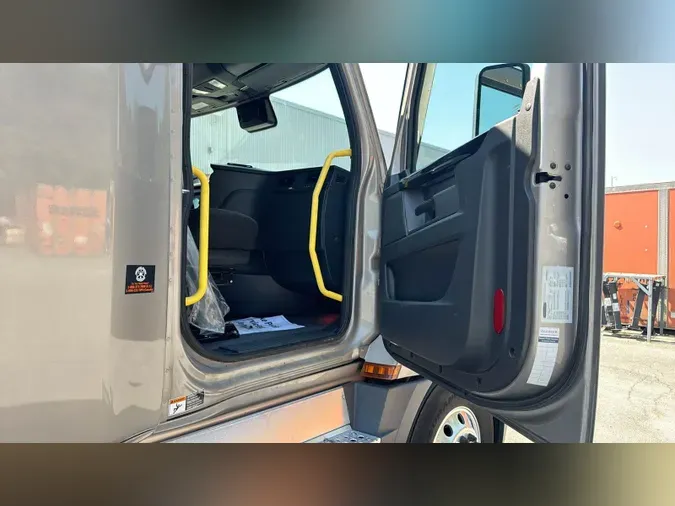 2025 Freightliner Cascadia 126c9b87ad208516ceee8b4d2c06c15756d