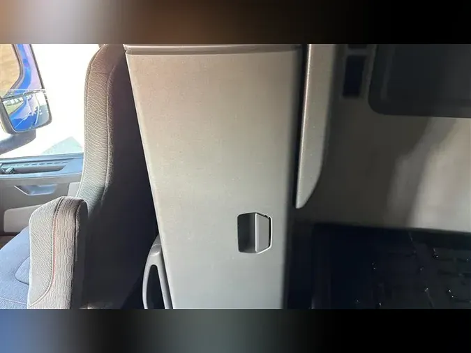 2021 VOLVO VNL760