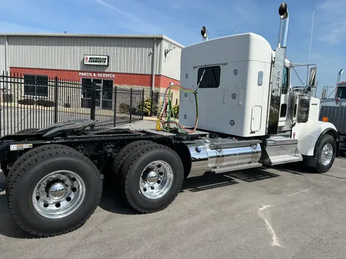 2025 Kenworth W900L