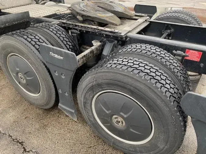 2023 Volvo VNR64T400