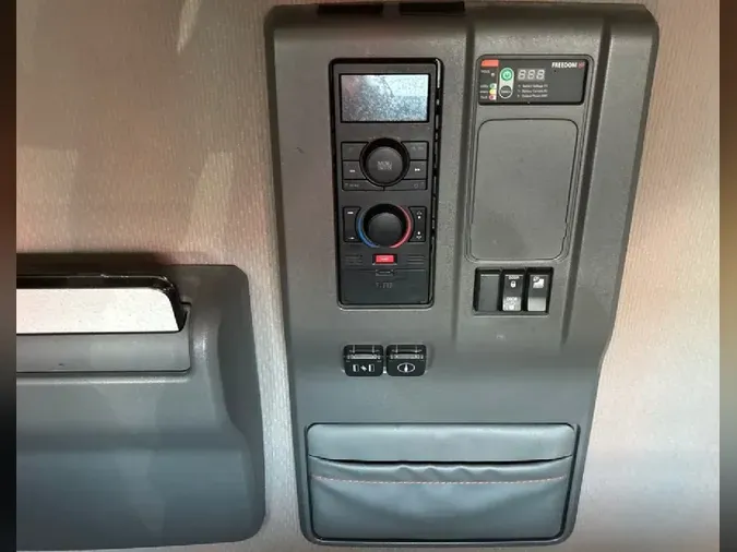 2024 VOLVO VNL64T760