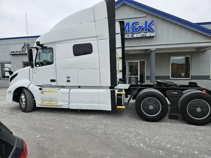 2021 VOLVO VNL64T740