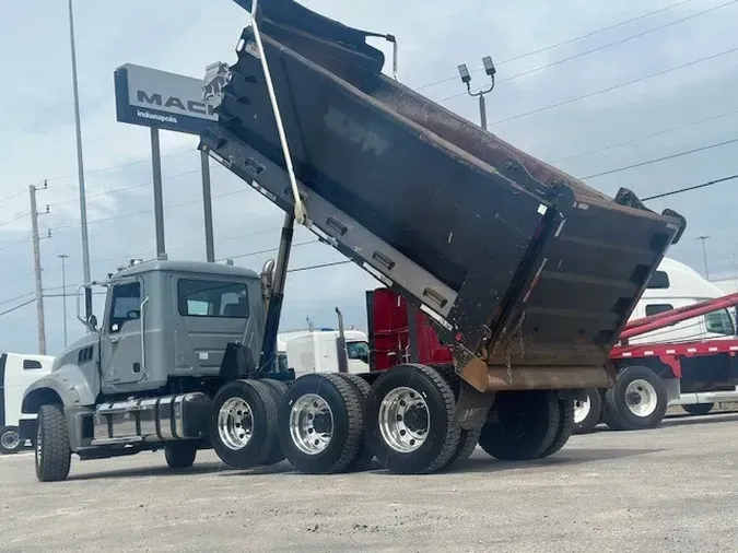 2017 MACK GU713