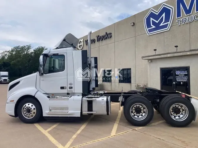 2025 VOLVO VNL64T300