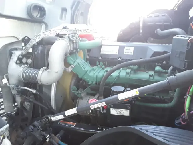 2019 VOLVO VNL64T-300