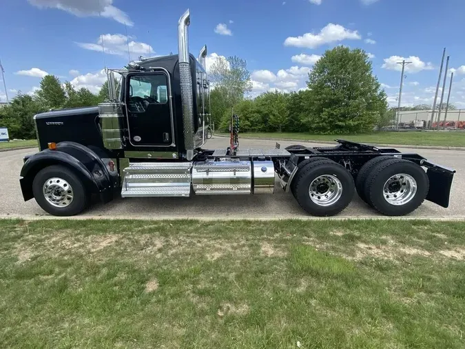 2025 Kenworth W900