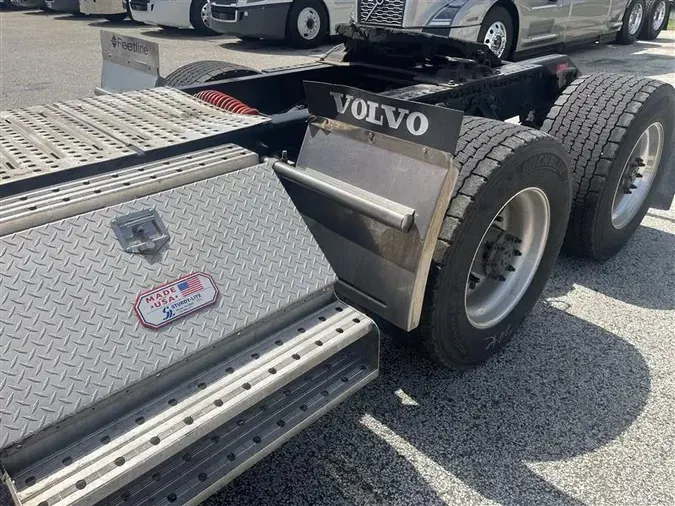 2021 VOLVO VNL740