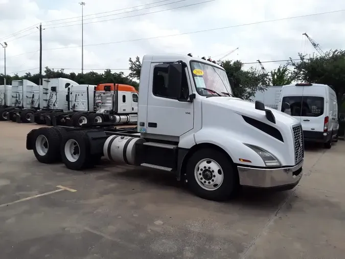 2019 VOLVO VNL64T-300
