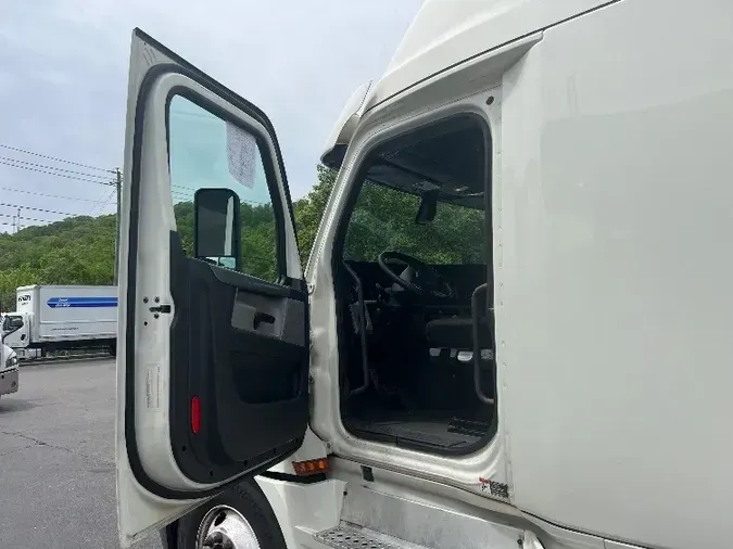 2019 Freightliner T12664ST