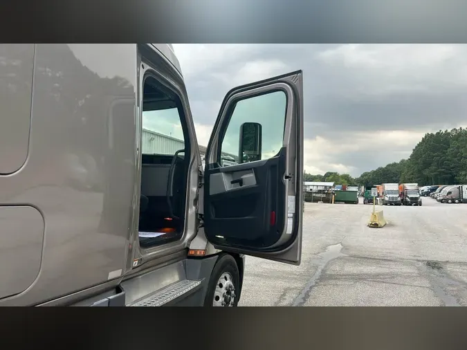 2021 Freightliner Cascadia 126