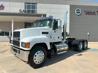 2022 MACK PI64T