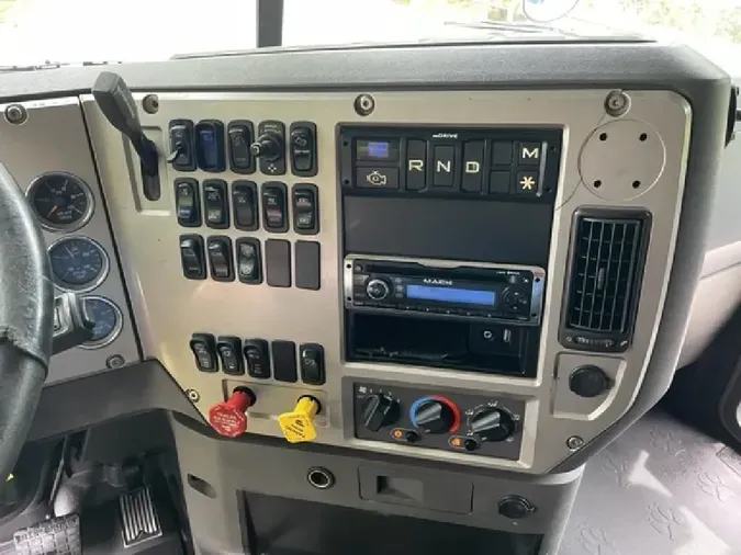 2015 MACK CXU613