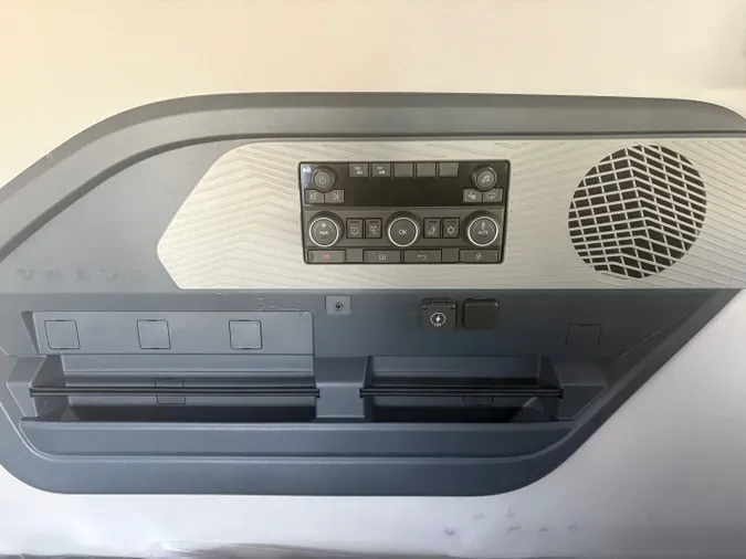 2027 VOLVO TRUCK VNL64TV04