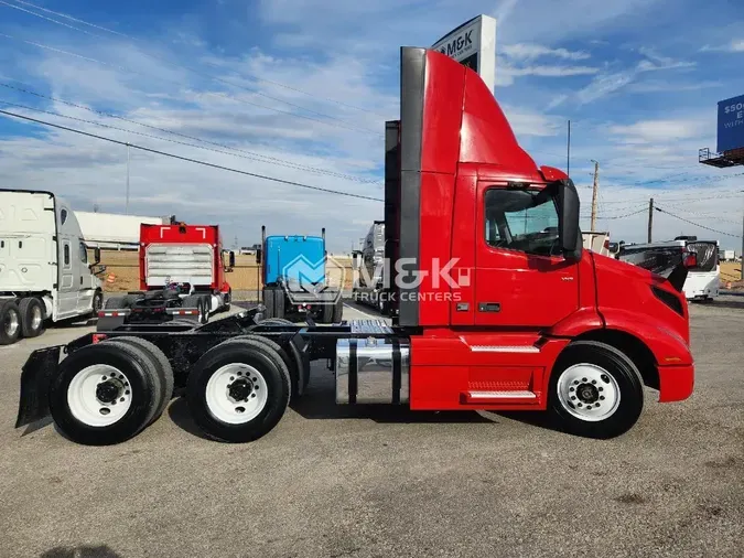 2020 VOLVO VNR64T300