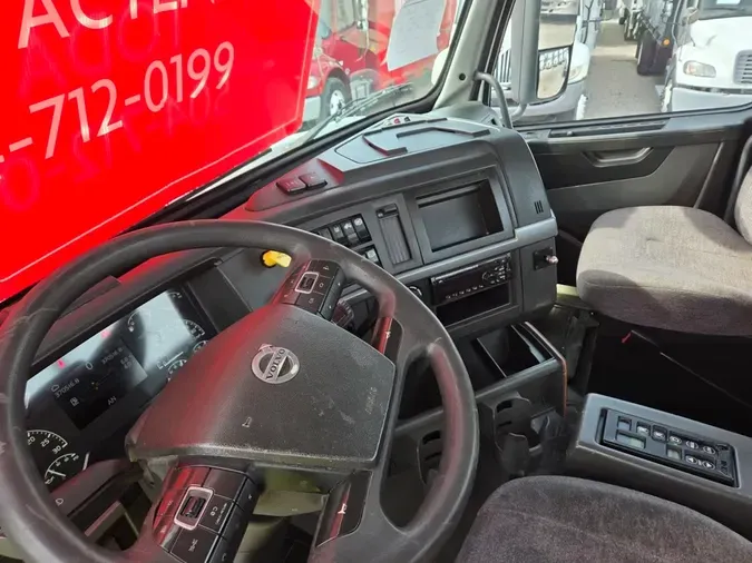 2019 VOLVO VNL64T-300
