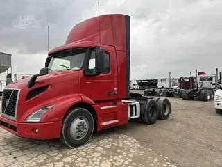 2020 VOLVO VNR64T300