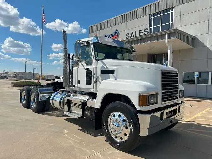 2019 MACK PI64T