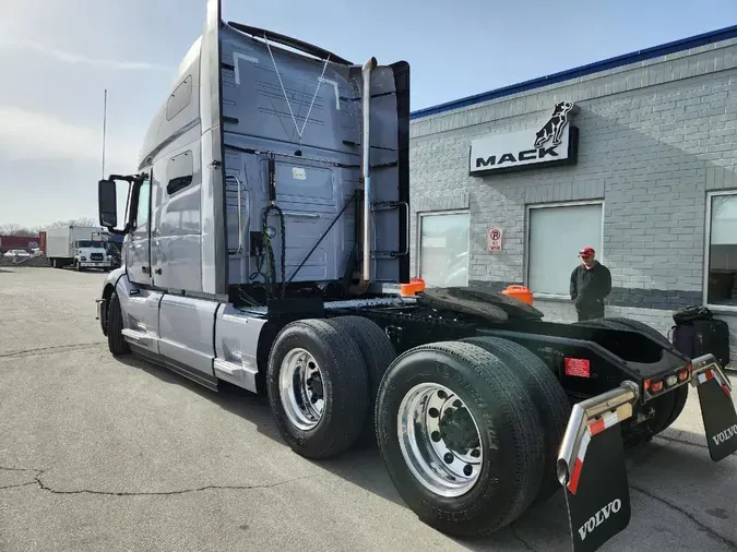 2024 VOLVO VNL64T760