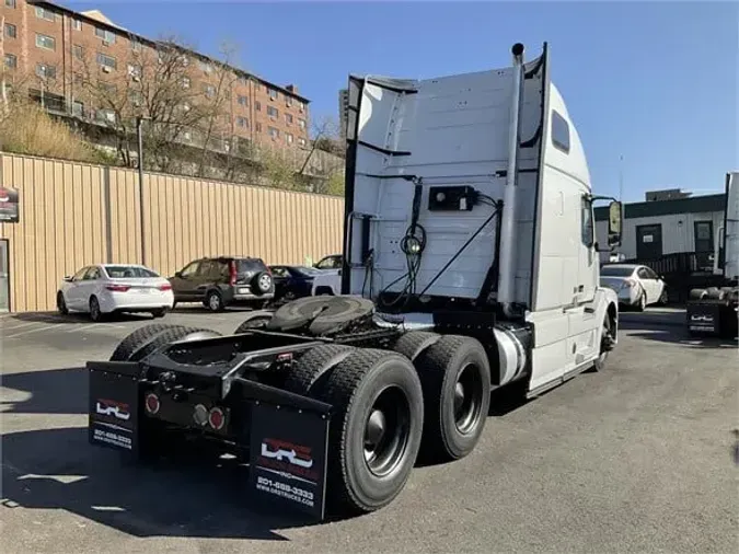 2015 VOLVO VNL64T670