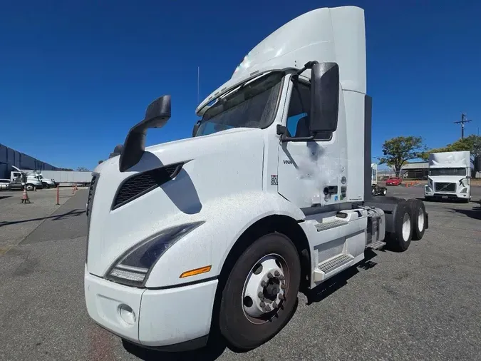 2023 Volvo VNR64T300