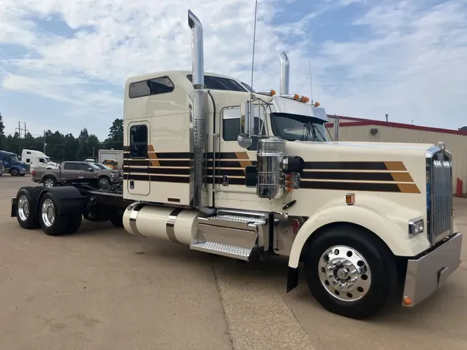 2024 Kenworth W900L
