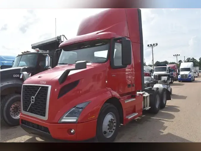 2020 VOLVO VNR64T300