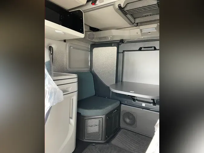 2026 VOLVO VNL64T860