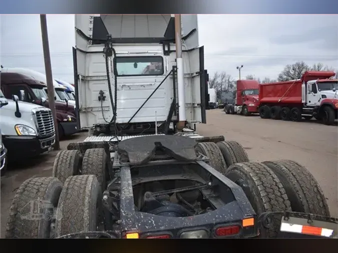 2019 VOLVO VNL64T300